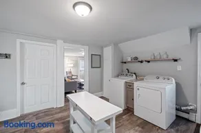 Stylish & Large Top Floor w Private Front Porch - Image 2