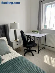 Portsmouth City Centre Modern Apartment - with Free Parking - Image 5