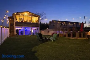 Brand New Lakeview Suite, Hot Tub and 4 Parking Spots - Image 1
