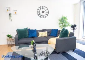 Modern Luxury City Centre Apartment Prime Location - Image 2