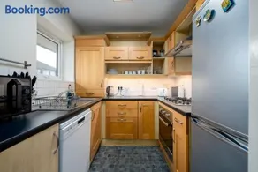 GuestReady - Sunny Victoria Hall - Image 3