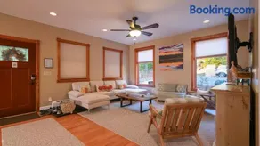 Luxe Lakefront Paradise! King Beds, Private Dock, Gourmet Kitchen, Theatre and Game Room! - Image 4