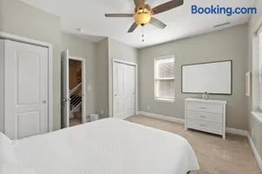 Spacious Home for 10 - Backyard - Sleeps Groups - Image 3