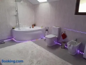 Vila Maria, sunt 2 camere si un living mare cu 2 canapele care se fac paturi matrimoniale se inchiriaza toata vila 150 lei de persoana copii au gratuita cazarea - Image 2