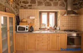 Spacious Family House in Nogueira with Garden - Image 3