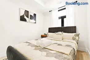 Spacious 2-Bedroom Suite Mins to the Falls Parking & Sleeps 5 - Image 2