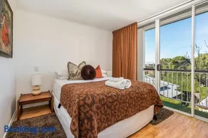 Mid-Century Suite Kangaroo Point - 1BR Apartment, Walk to CBD, River & The Gabba - Image 1