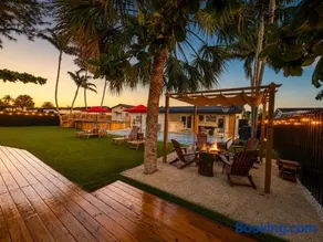 Tropical Lakehouse Escape Pool and Lakefront - Image 2