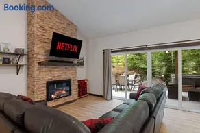 Luxe Mt. Rainier Lodge w/ Hot Tub-AC-Game Room - Image 2