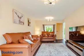 Spacious 3BR House in Blackburn, Garden, Free WiFi & 4-Car Parking - Image 3