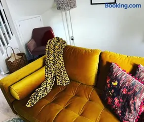 Luxury 2 bed cottage in the centre of Melbourne - Image 2
