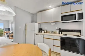 Ocean View 1-Bedroom King Suite with Kitchen - Pool and Hot Tub - Image 1