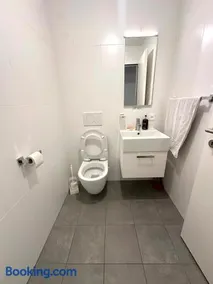 Chic & Stylish Apartment Geneva - Image 4