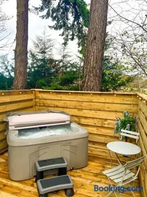 Boann 5 - Hot Tub-Hunting Tower Lodges-Luxury-Families-Romantic - Image 3