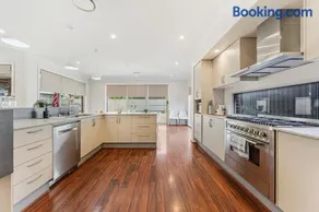 Coastal Retreat Spacious 5BR Haven in Maroubra - Image 2