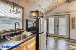 Cozy Creekside Retreat - Image 1