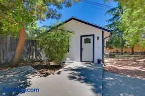 Entire 2 Bedroom Pet Friendly Cottage Home - Image 2