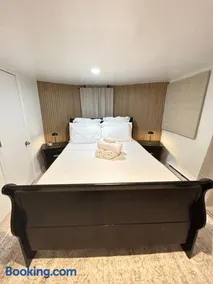 Aura Stays -Cozy Queen Room - Shared Bathroom- Self Check in-NEAR EWR - Image 5
