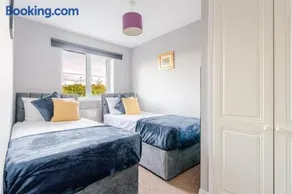 Modern Three Bedroom House Free parking wifi - Image 5