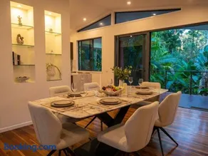 Dual-Level Rainforest Retreat 7BR & 6 Bath - Image 5