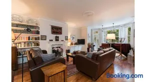AVAL Elegant 2 bed near Hampstead and Camden, sleeps 4 - Image 2