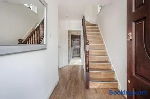Lovely 4 Bedrooms House Near Romford Station With Parking - Image 2