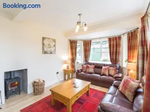 Chauffeur's Cottage with Hot Tub - Image 3