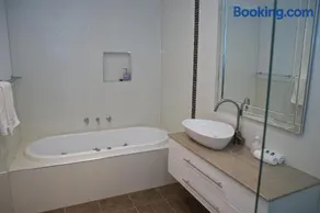 Race Course Apartments - Image 3