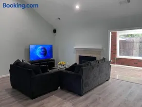 Entire 3 BR & 2 BA house for business and family - Image 1