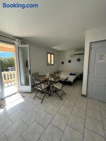 VILLA NATHEO Bas de villa - Studio 37m2 avec Coin nuit - Image 3