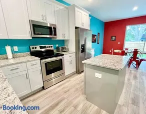 The Arcade close to downtown with fenced yard - Image 1
