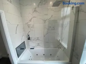 Luxury 3-Bed House-Jaquzzi Bath-Private Parking- suitable for contractors - Image 4