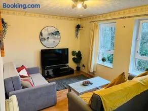 Edinburgh Two Bedrooms Apartment with Free Parking - Image 3