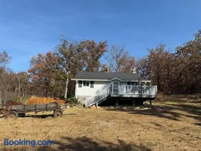 Farmhouse Retreat - Sleeps 10 - 1hr from STL - Image 2