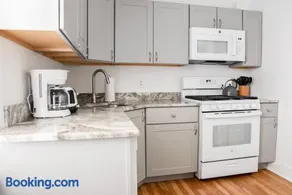 Large 2 Bedroom Great Location Close to Everything - Image 4