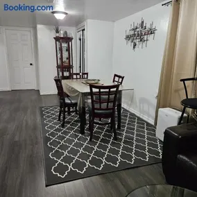 Queen bedroom - Image 4