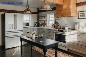 Luxe Gabel Farmhouse Fire Pit & Country Views - Image 2