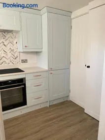 Modern Luxe Maisonette Near Station With Free Parking - Image 2