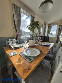 3 Bedroom Caravan with Sun Deck & Parking - Image 5