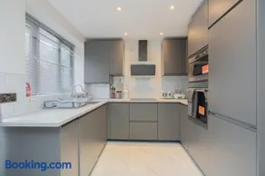 Premium 3 Bedroom Home by D3 Short Stay Sleeps 9 High Speed Wi-Fi - Image 3