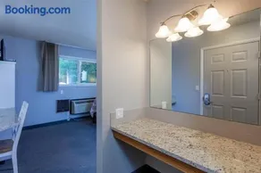 Riverside Condo located Downtown Enjoy Nightlife - Image 2