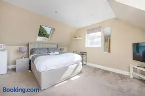 RA7C Stylish Loft Stay - Image 4