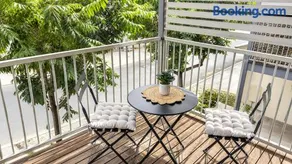2-Storey 3BR Haven - Sleeps 8 - Free Parking & Gym - Image 3