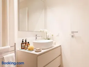 Design Apartment in Iseo Old Town with Private Parking and AC - Image 4