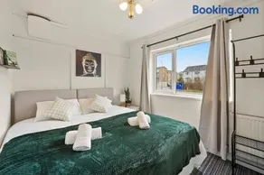 Private 2Bed-Parking & Garden-By FabAccommodation - Image 3