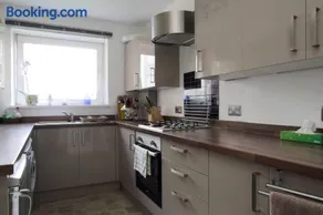 Edinburgh Family-Friendly Flat Walkable from Princess street - Image 1