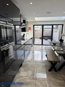 Luxurious Modern House With Garden Close To City Centre - Image 3