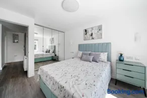 Newly Refurbished 2 Bed Flat - Image 2