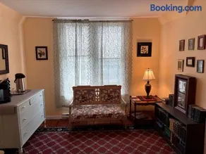 Downtown Harborview Heritage House 1838-Twin Suite - Image 4