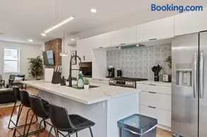 Pet Friendly 3 Bdrm House with Private Yard - Image 4